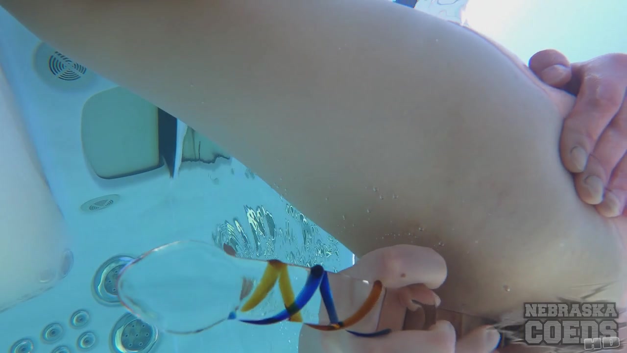 Ginger Lea Underwater Jacuzzi Masturbating With Closeups