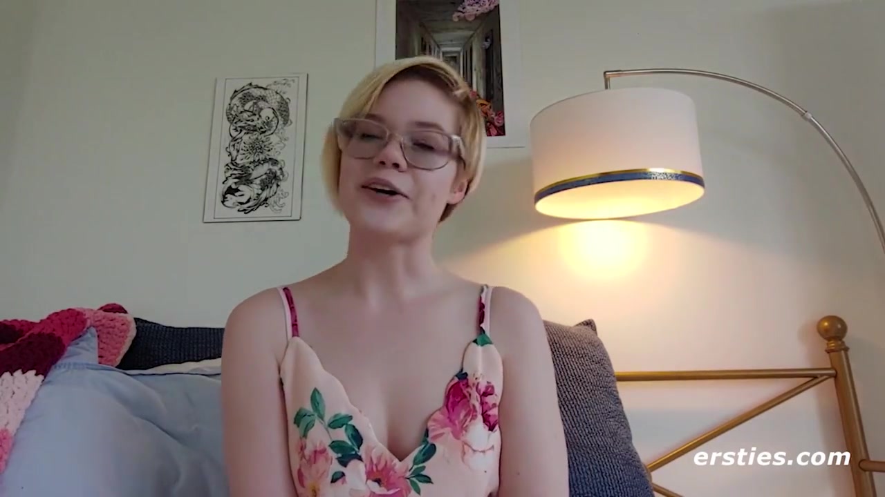 American Hottie Plays With Her Pussy Before Going Anal