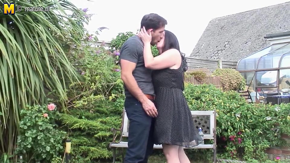 Chubby British Housewife Fucking In The Garden - MatureNL