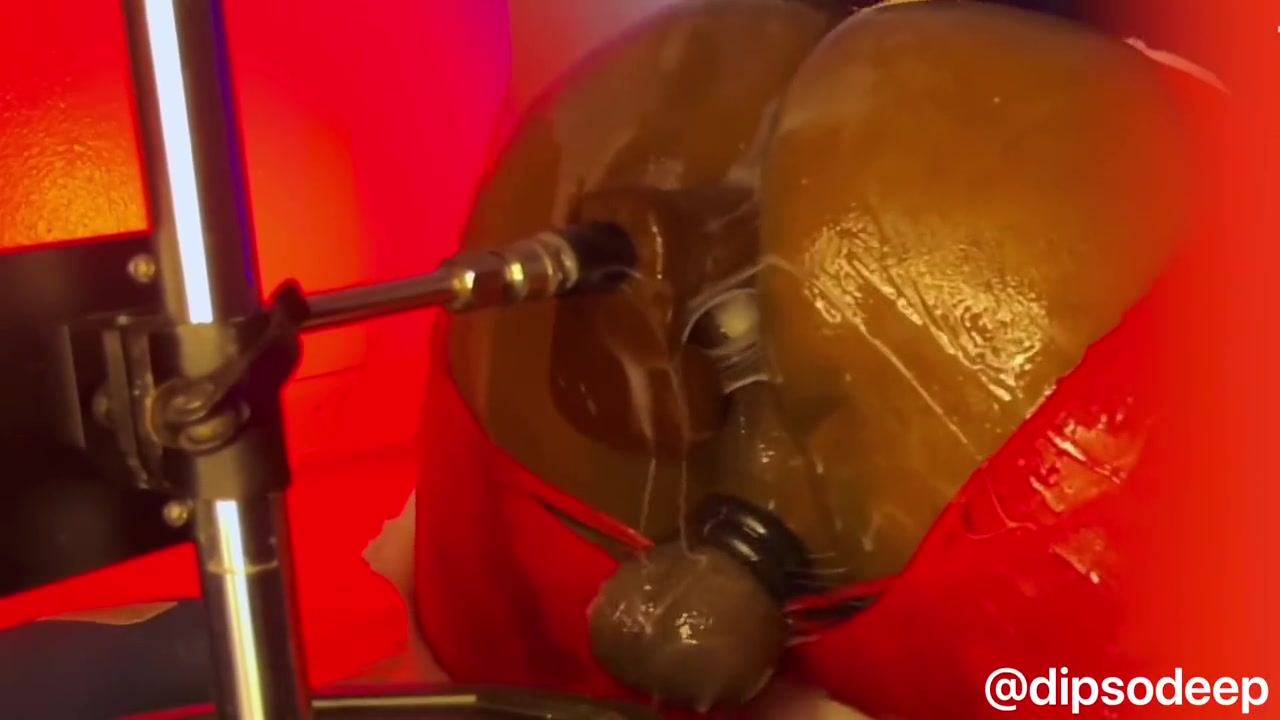 Dipsodeep Creams Bubble Butt During Hole Pumping Session