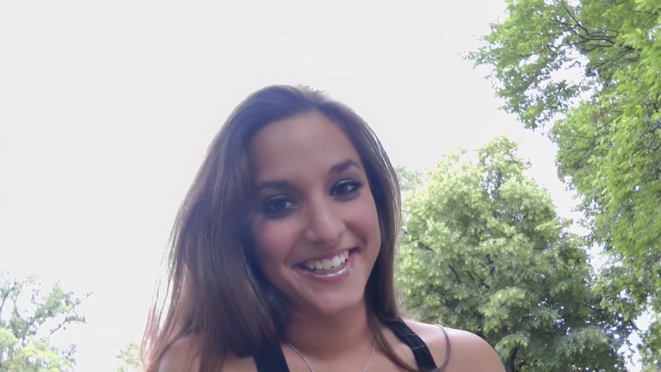Beautiful gal enjoys wild hardcore sex in nature