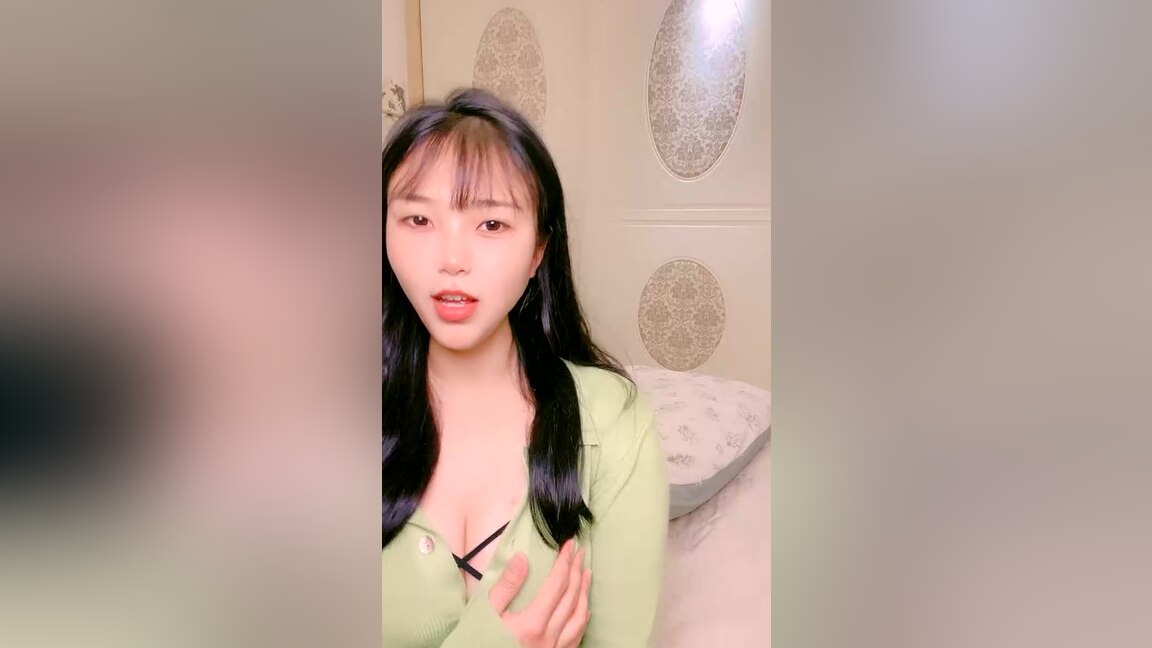 Dogstyle sex with a hot Asian babe.