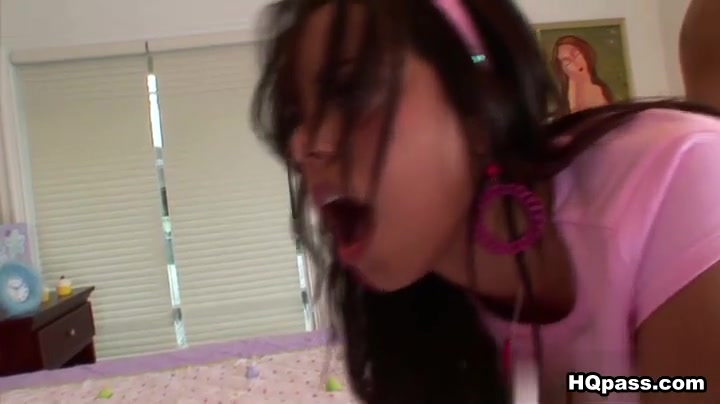 Zeina Heart, Voodoo in Pretty and perky Video