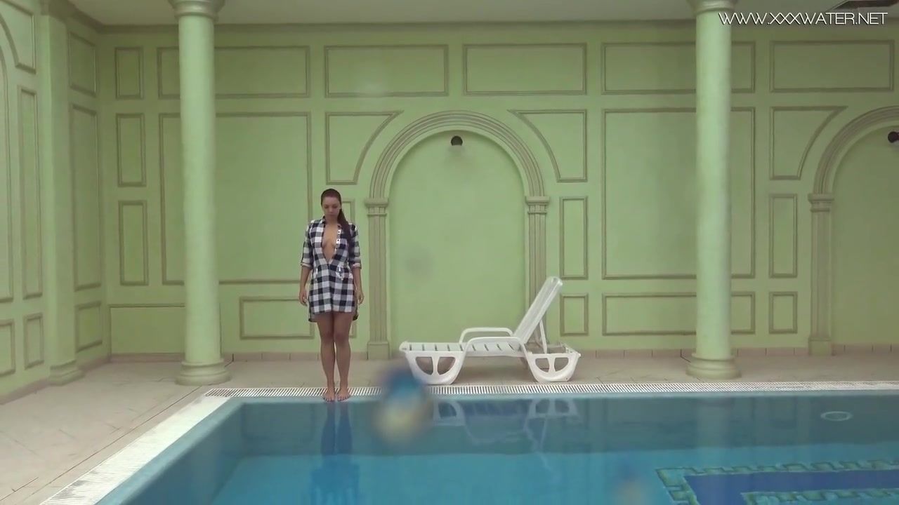Sazan Cheharda Super Hot teen 18+ Underwater Nude