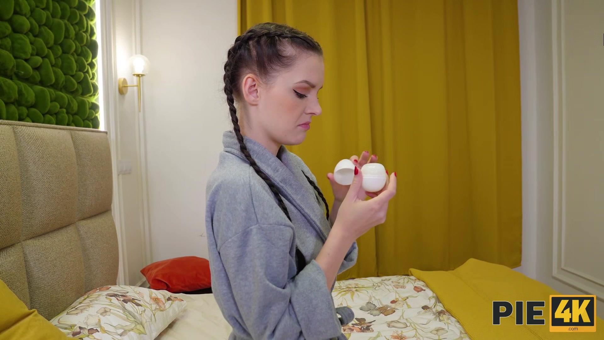 PIE4K. Her New Masturbation Device