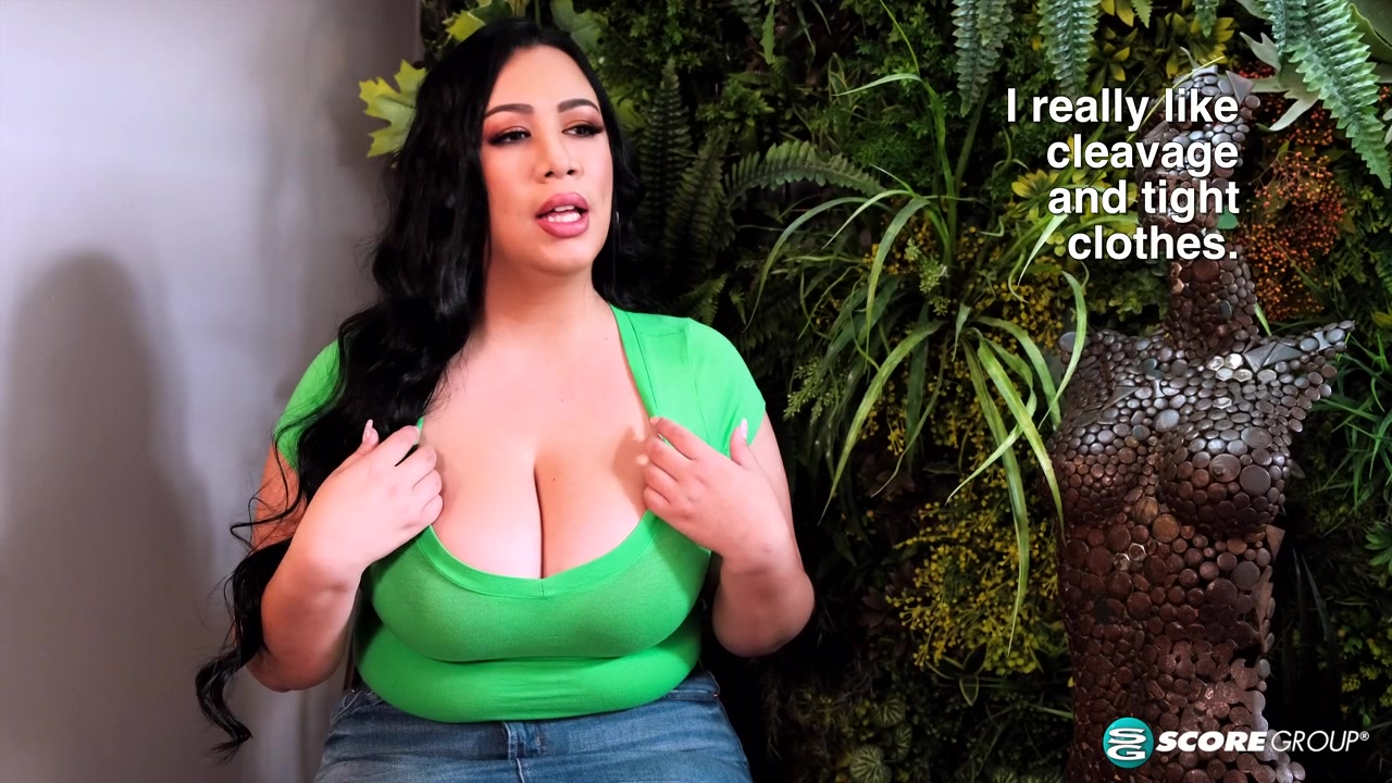 Julia Mendoza: Tit Chat
