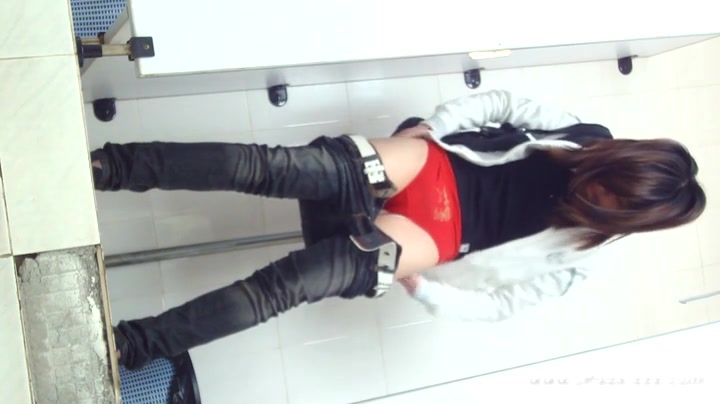 chinese girls go to the toilet.19