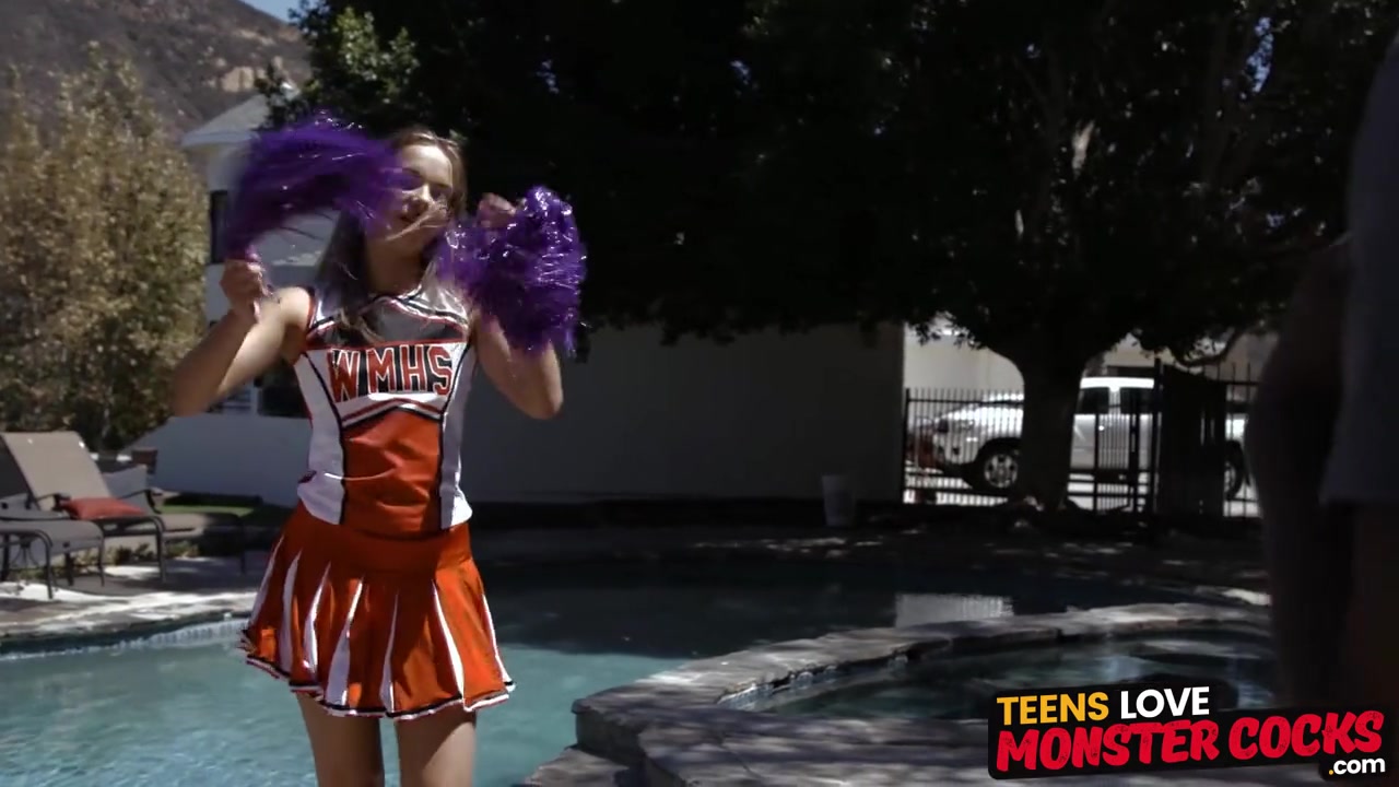 teen 18+ Liza Rowe uses cheerleading skills in interracial fuck