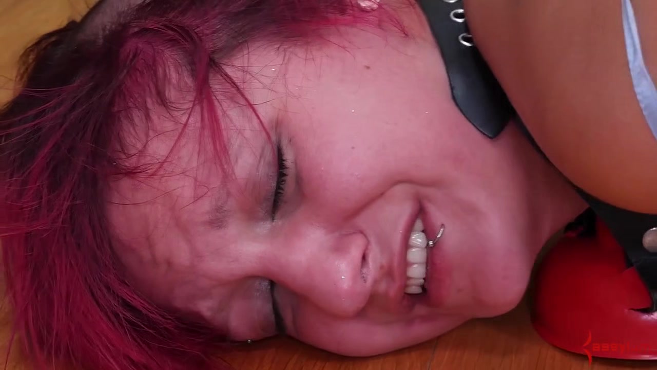 Foot worshipping teen 18+ analized from behind