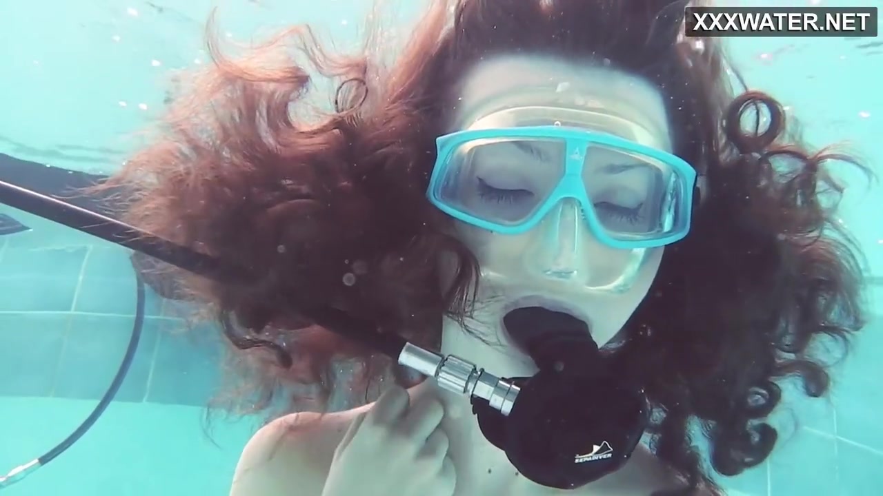 Emi Serene Masturbates Underwater In The Pool