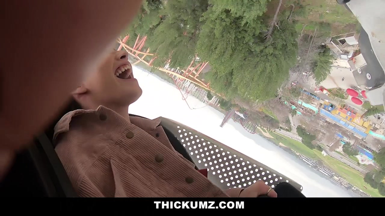 Thickumz - Cute Amateur Girl Shows Off In Public