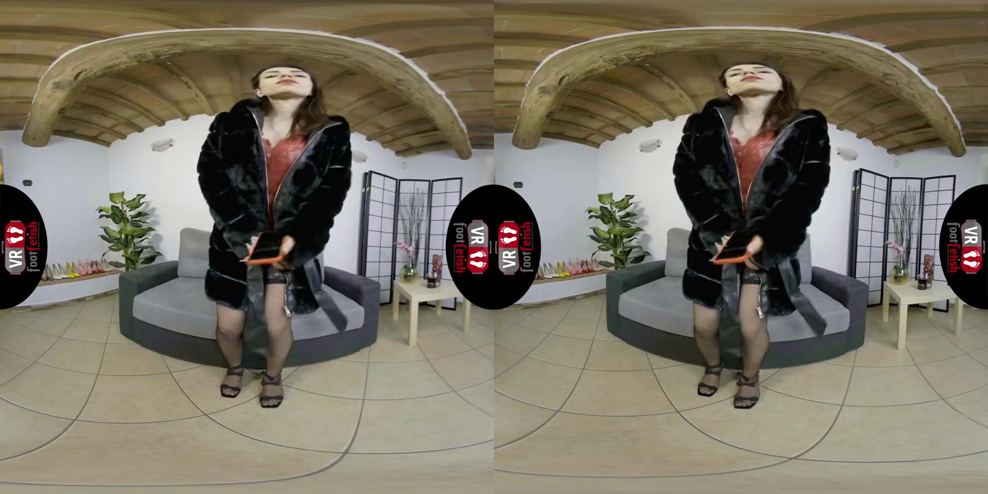 Hot sexy toes of Petra wiggle and spread right in your face in virtual reality - VRFootFetish