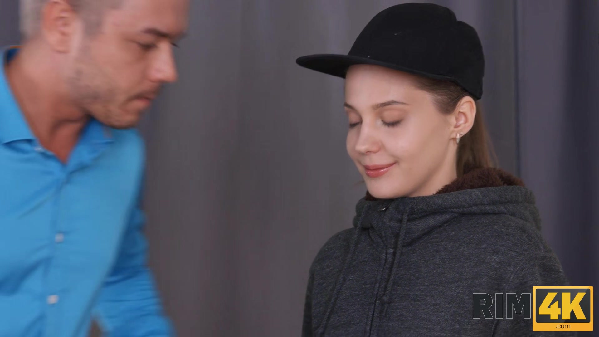 RIM4K. Cute delivery chick meets client for the first time and gives asslick