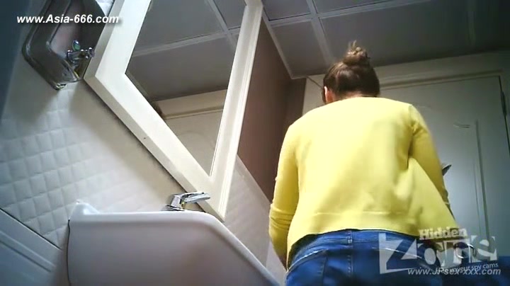 peeping blondes go to toilet.***