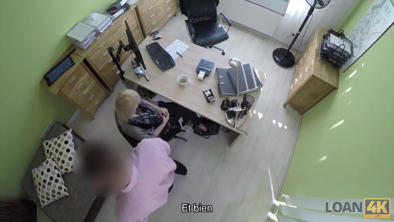 Belle Femme Donne Une Tete Et Ecarte Les Jambes Dans Le Bureau De Pret