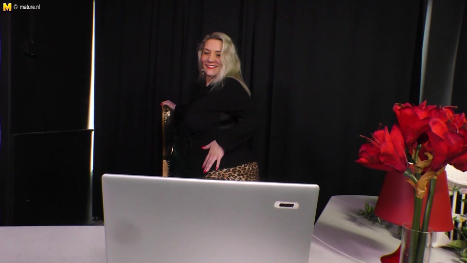 Horny German Housewife Masturbating In Front Of The Webcam - MatureNL
