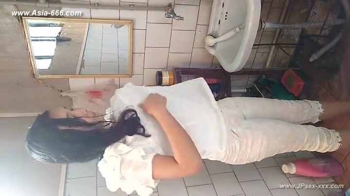 peeping chinese girls bathing.16