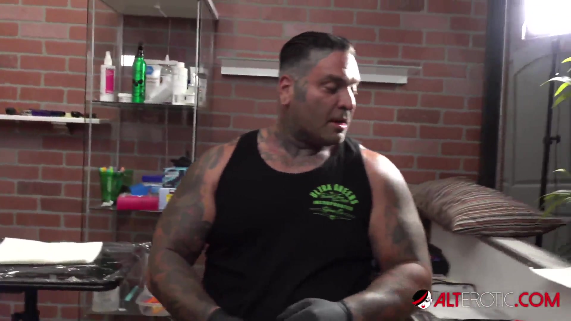 Amber Luke Gets Her Nose Tattooed!