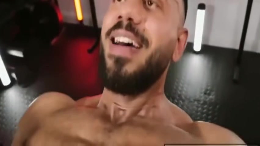 Macho Peludo Socando Forte O Pauzao No Macho Musculoso Dentro Da Academia 20 Min