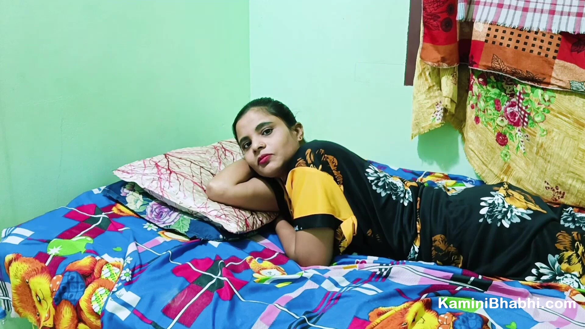 Slutty Desi Kamini Bhabhi Swallows Cumshot Inside