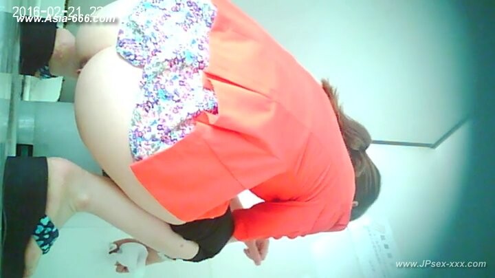 chinese girls go to toilet.129