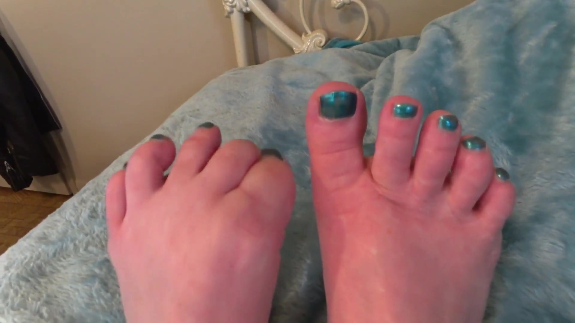 Sexy Toes To Worship, Wrinkled Soles To Lick - TacAmateurs
