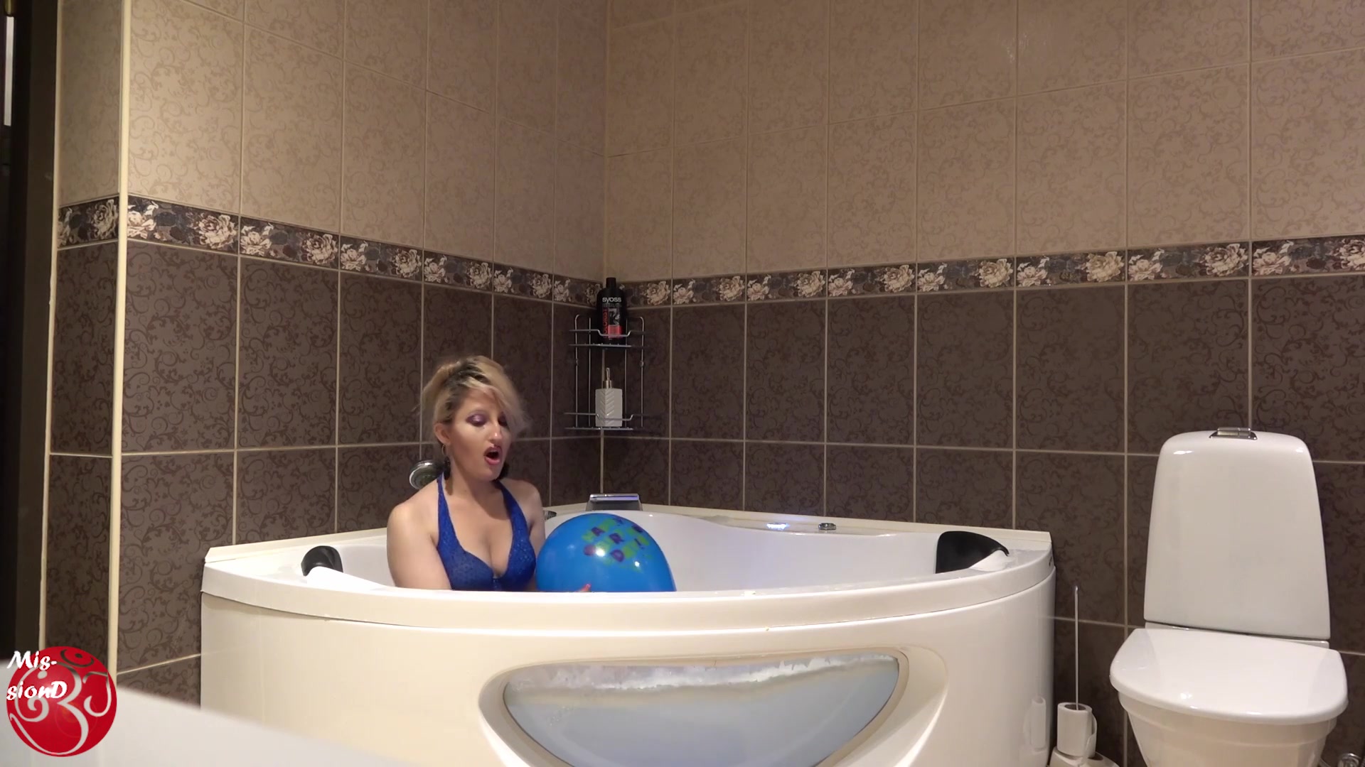 Bathtub With Bubbles And Balloon - Sex Movies Featuring Findom Goaldigger