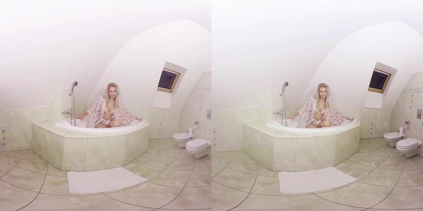 Nikky Dream Plays in the Tub