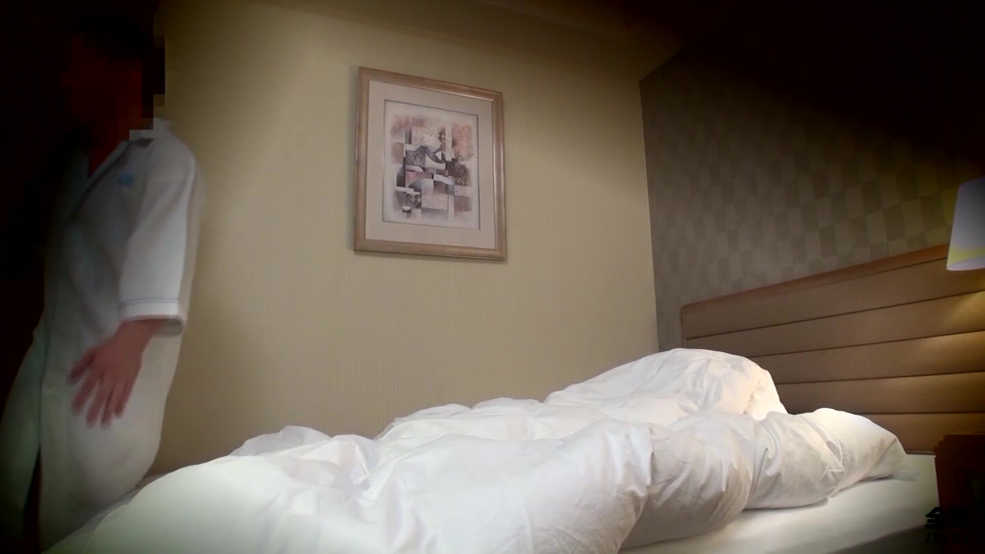 Japanese hotel masseuse happily has sex with a brazen client