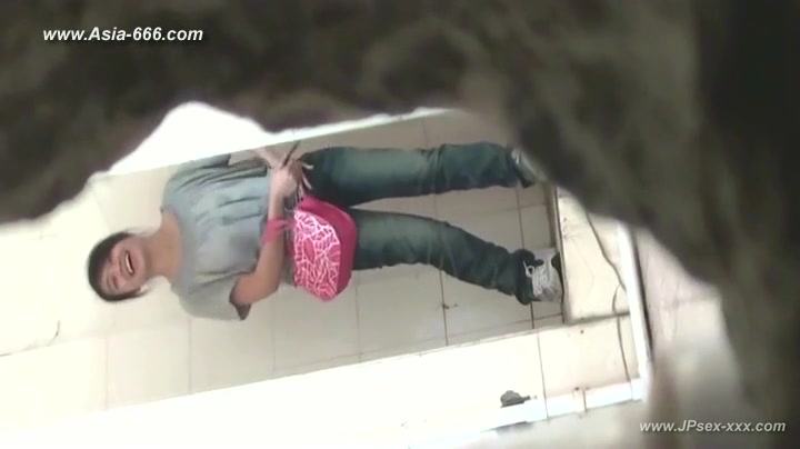 chinese girls go to toilet.65
