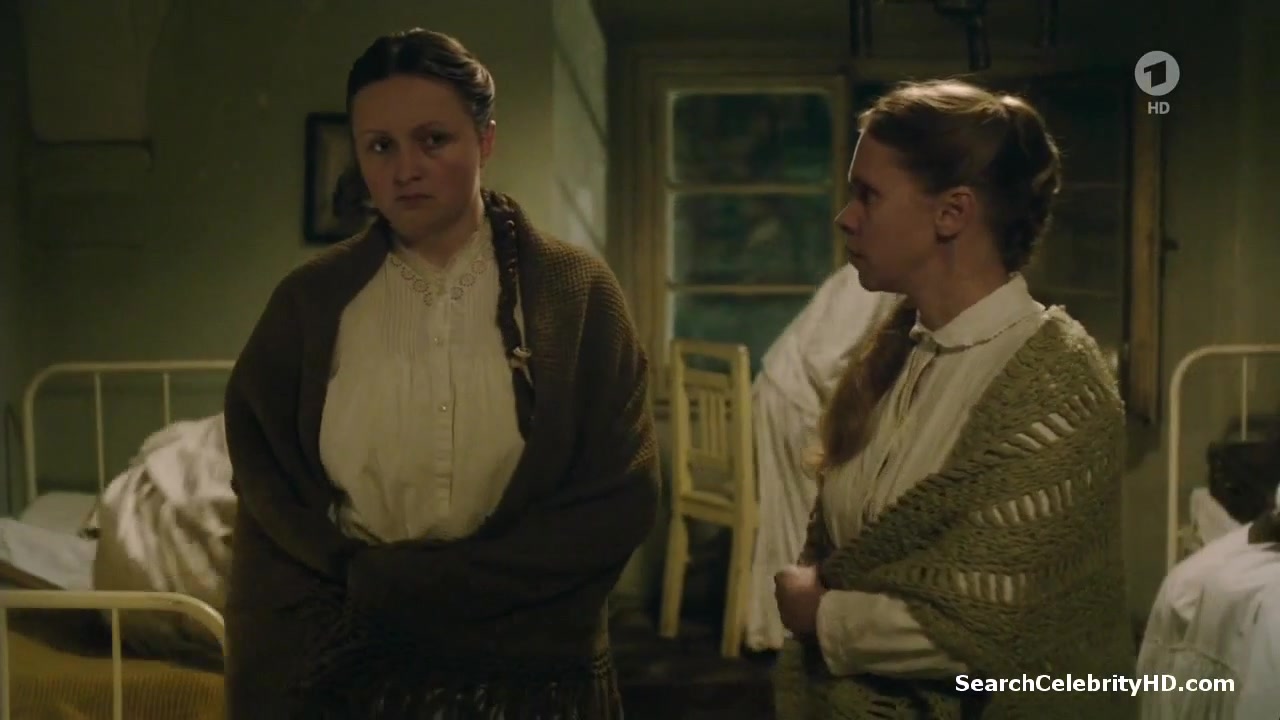 Emilia Schule, Alicia von Rittberg - Charite S01E01-02