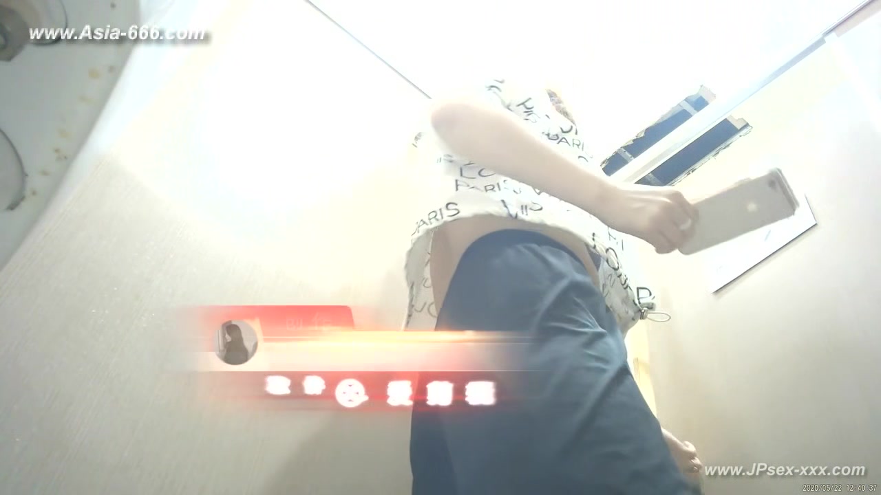 chinese girls go to toilet.***