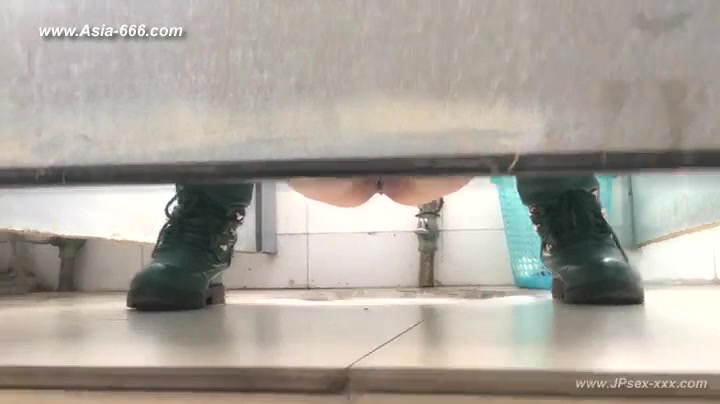 chinese girls go to toilet.75