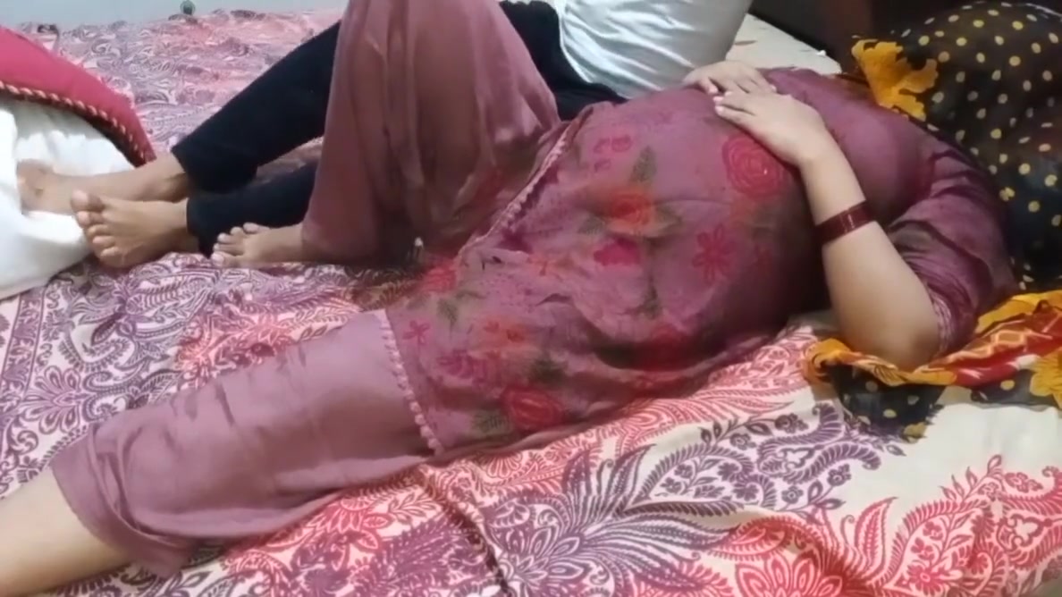 Sardi Me Stepmom Ke Sath Bed Share Kiya To Stepmom Ki Moti Gand Ko Choda With Hindi Audio