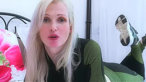 Jade, a very playful slut ...
