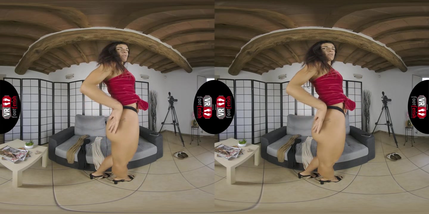 Teasing Queen Bianca Blance Tries On Her Pantyhose And Shows Her Amazing Body In VR - VRFootFetish