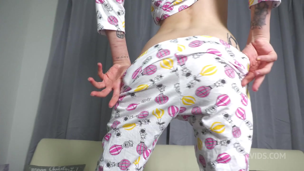 Monster Cock Destroy Small Ass Goldie Small with Body Weight of Only 37 kilograms with Fantastic Gape and Cum on Mouth VG127 - AnalVids