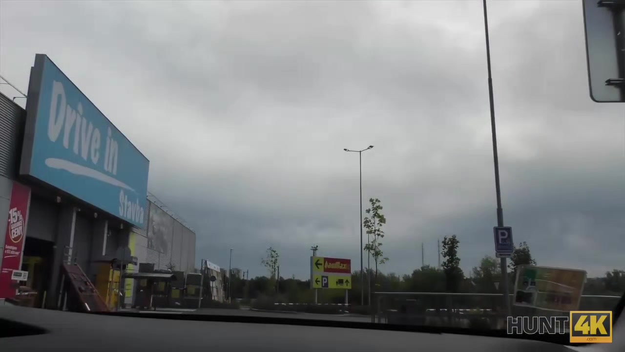 HUNT4K. Hunter prende la ragazza calda e il suo fidanzato dal centro commerciale