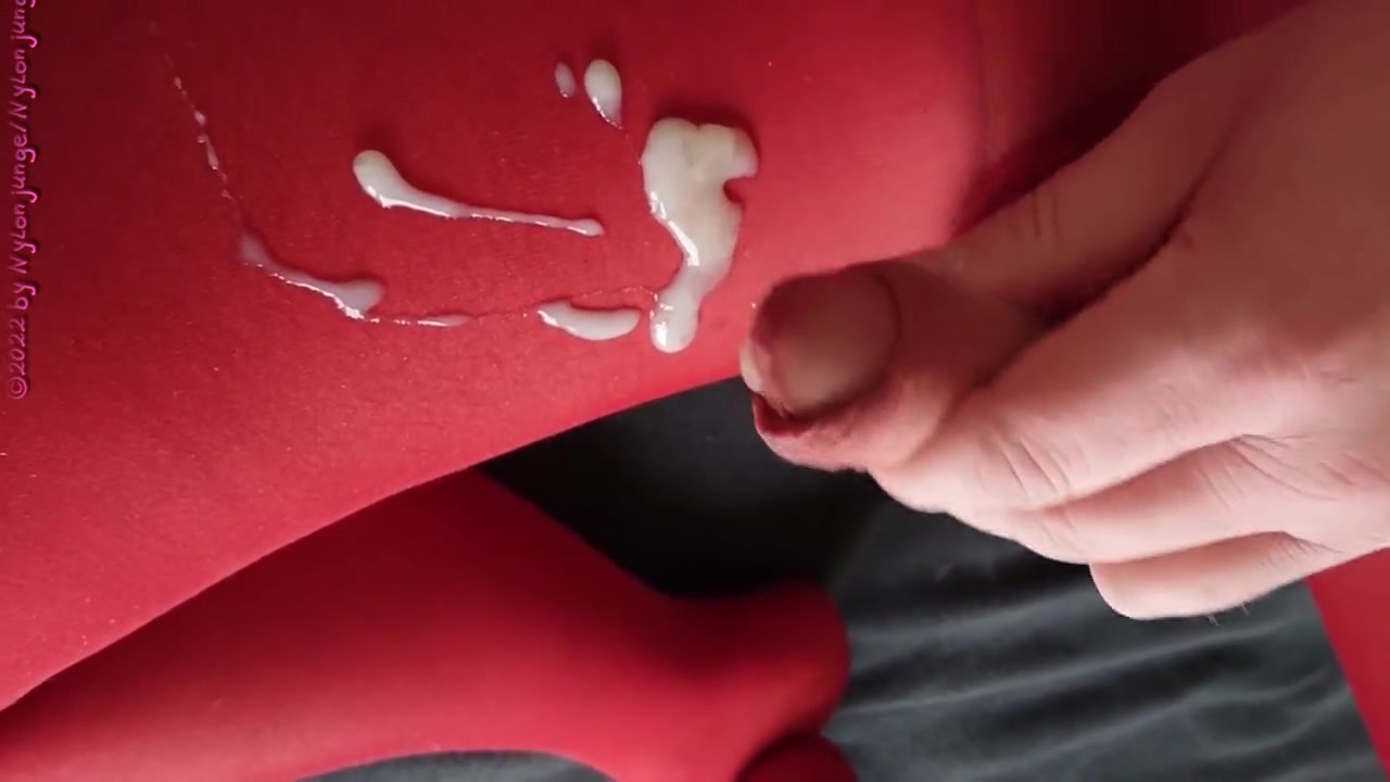 Nylonjunge Loves The Red Pantyhose 2 -masturbation