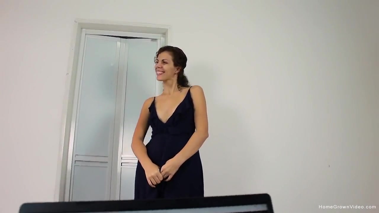 Seductive Girlfriend Julia Just Loves Blowing Dick