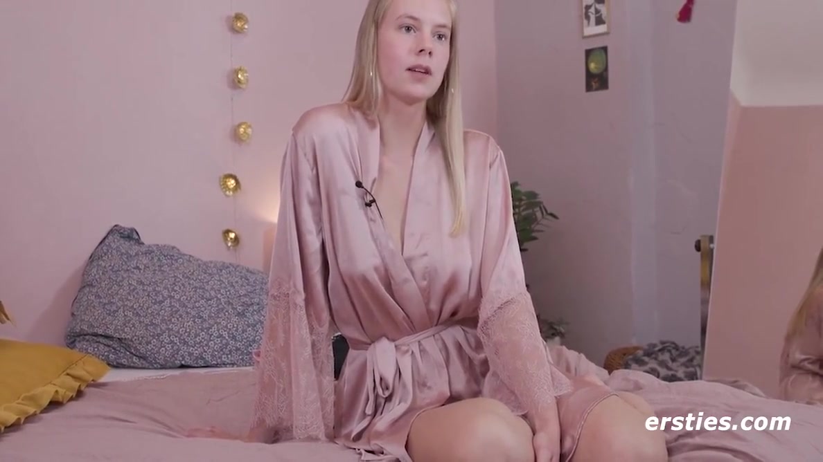 Die Zarte Jolien Masturbiert Mit Viel Sinnlichkeit