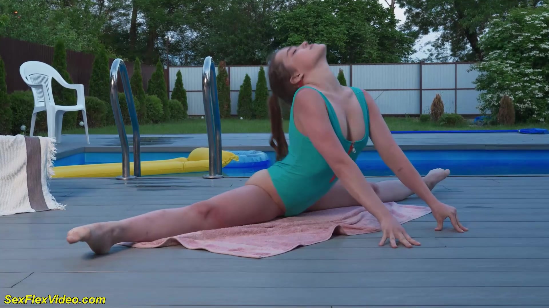 flexi Nicole Murkovski outdoor fucked