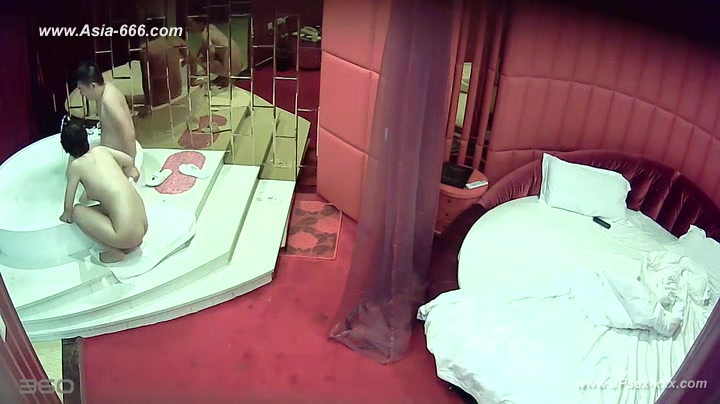 Hackers use the camera to remote monitoring of a lover's home life.218_3