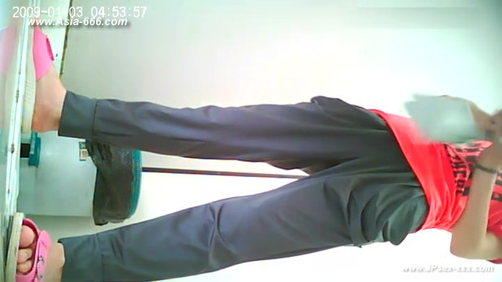 chinese girls go to toilet.82