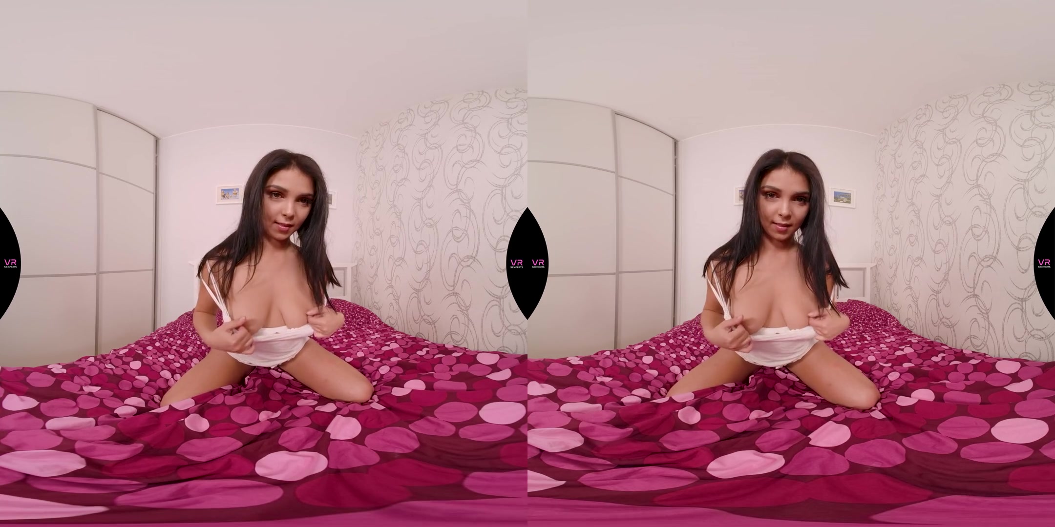 Young Girl Show Her Juicy Twat On Her Bed