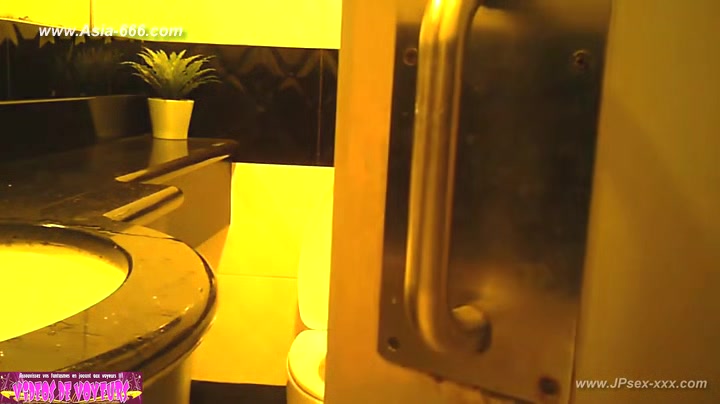 peeping taiwan girls go to toilet.8