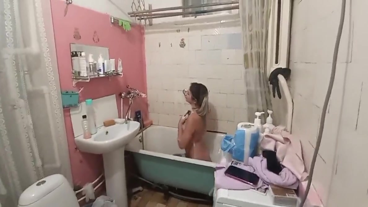 My Stepsister In The Shower, And She Was Willing To Suck Me Off