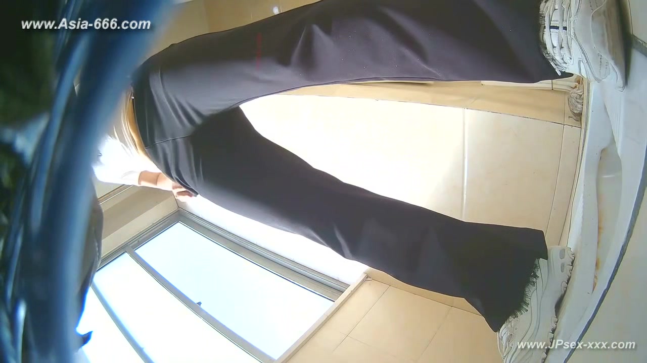 chinese girls go to toilet.***