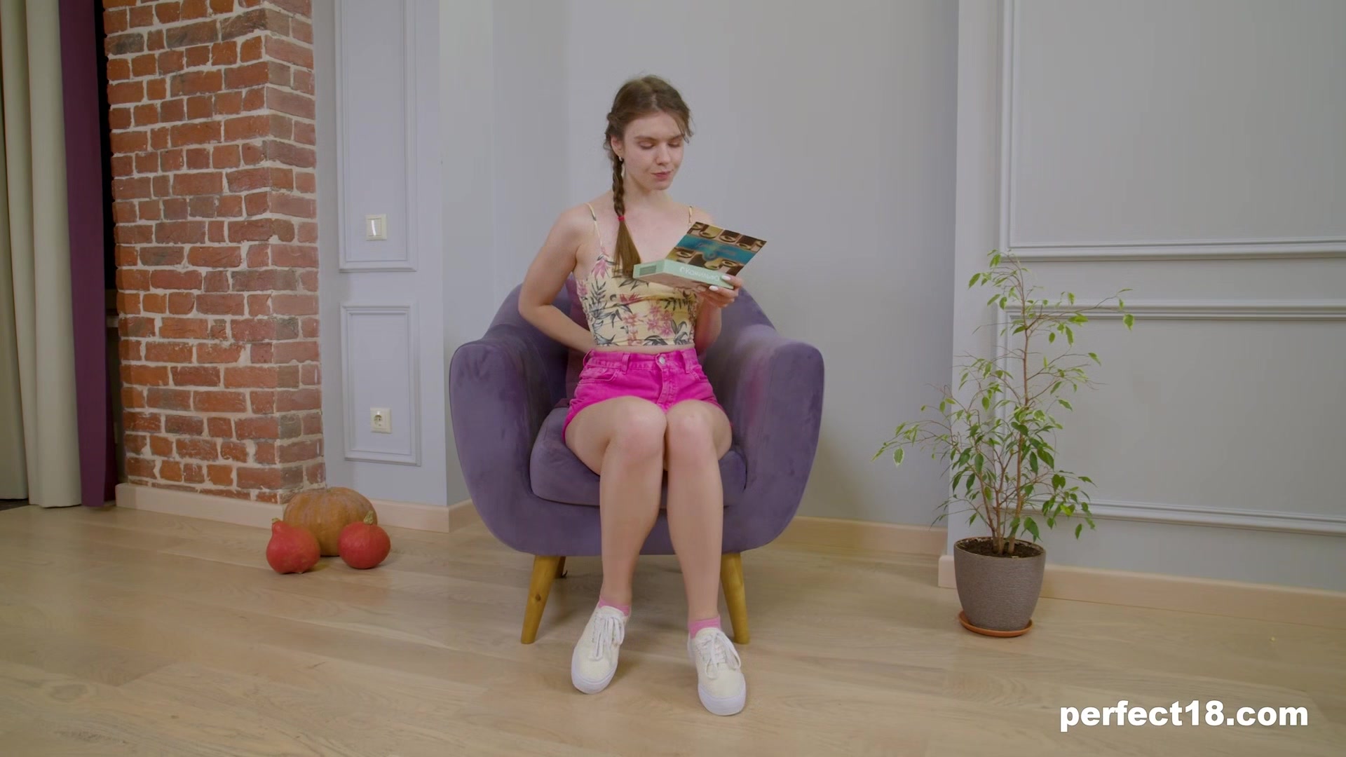 18yo Princess Alice gives us the Royal Pussy Treatment for Perfect18