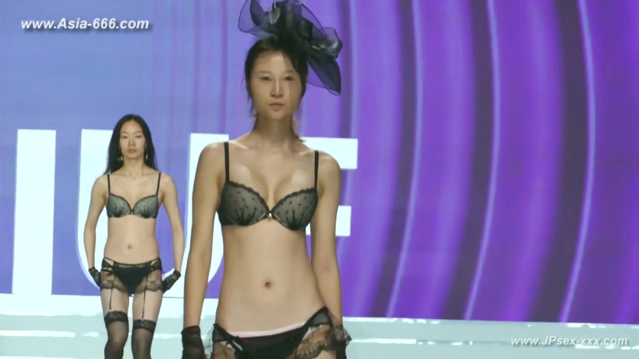 Chinese model in sexy lingerie show.18
